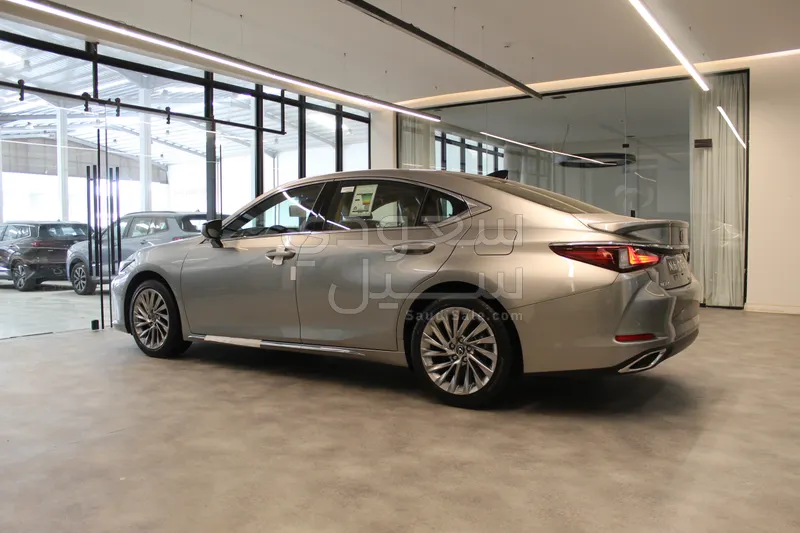 2025 لكزس إي إس 350