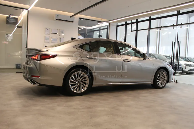 2025 لكزس إي إس 350