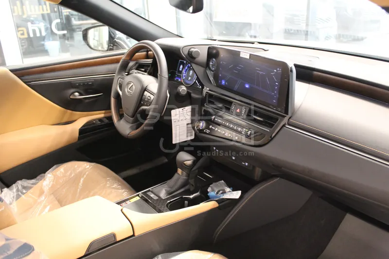 2025 لكزس إي إس 350