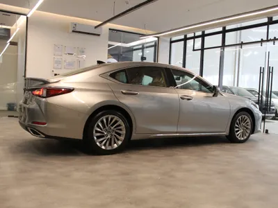 2025 لكزس إي إس 350