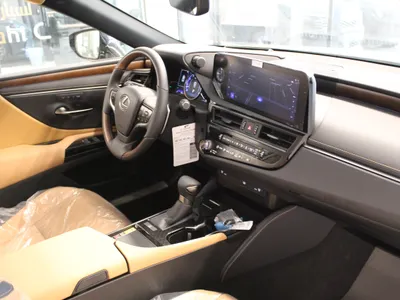 2025 لكزس إي إس 350