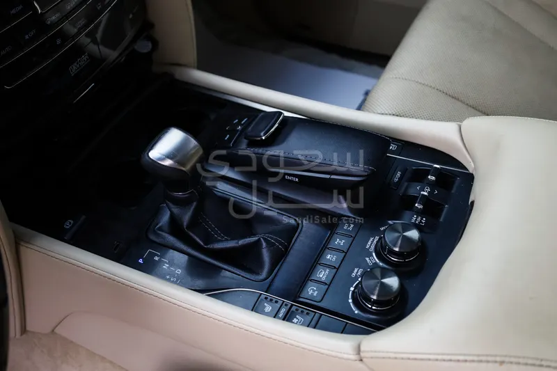 2018 لكزس إل إكس 570 اس