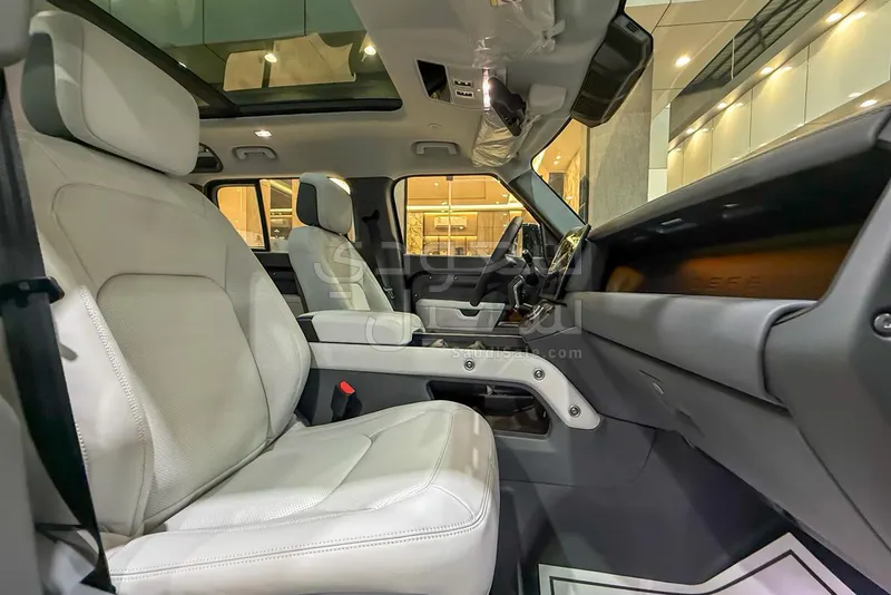 2026 لاند روفر ديفيندر اتش اس اي