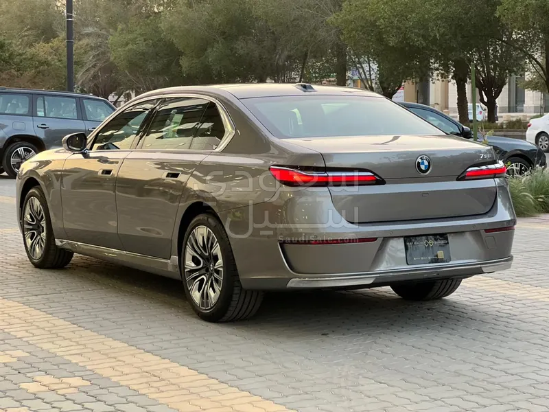 2026 بي ام دبليو الفئة السابعة 735أي