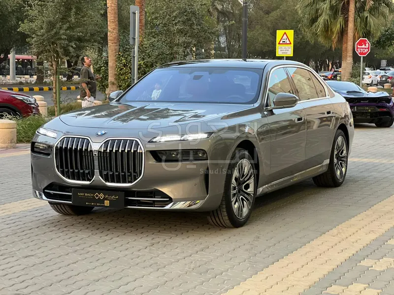 2026 بي ام دبليو الفئة السابعة 735أي