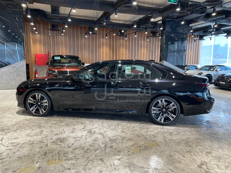 2026 بي ام دبليو الفئة السابعة 735أي