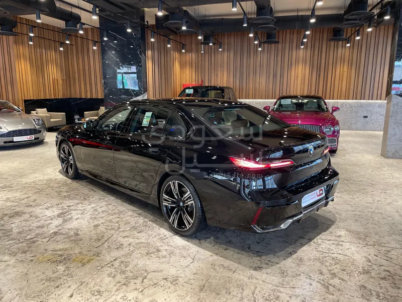 2026 بي ام دبليو الفئة السابعة 735أي