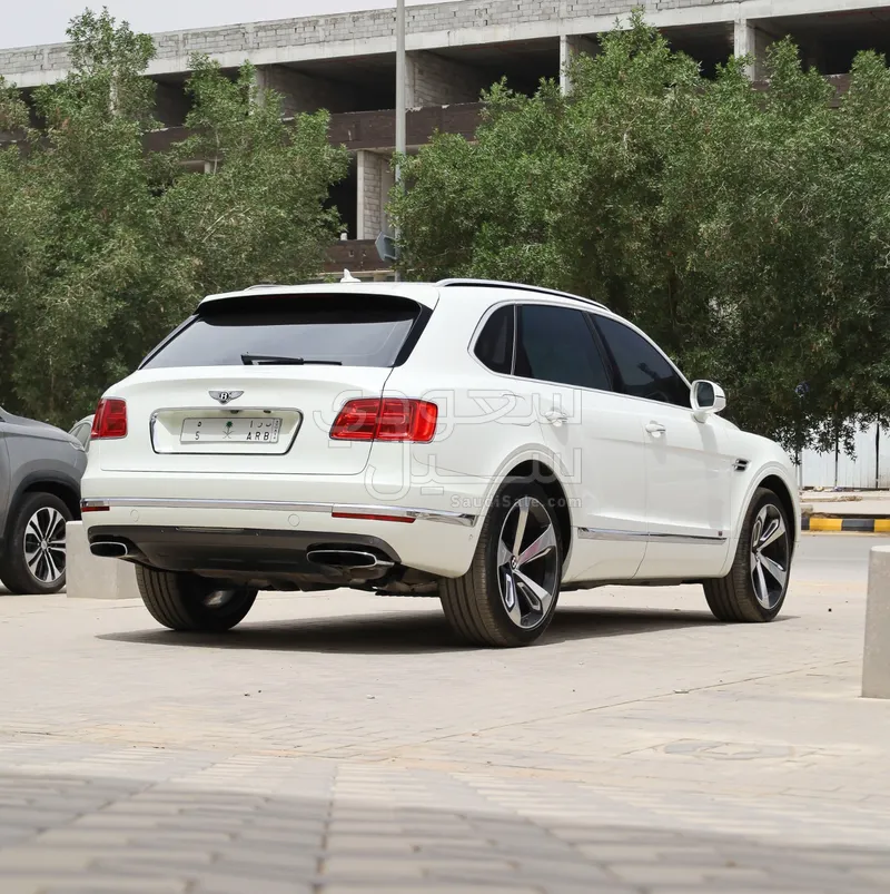 2017 بنتلي بنتايجا اس يو في