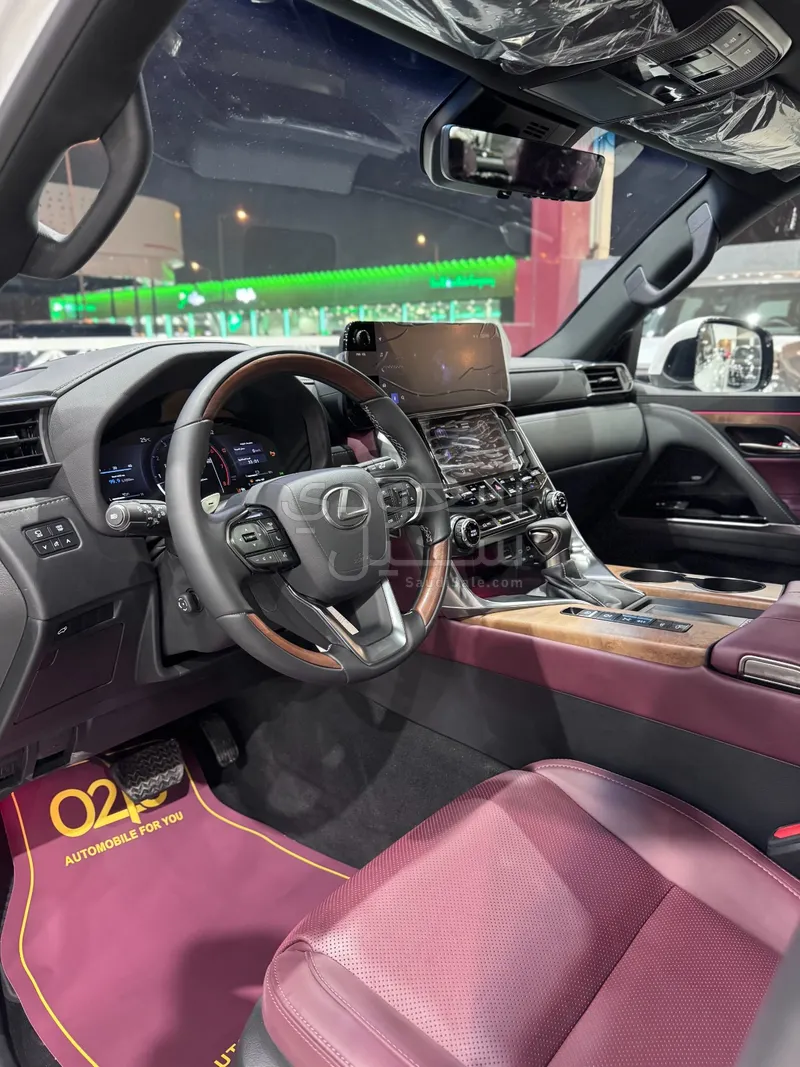 2025 لكزس إل إكس 600