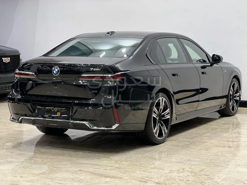 2026 بي ام دبليو الفئة السابعة 735أي