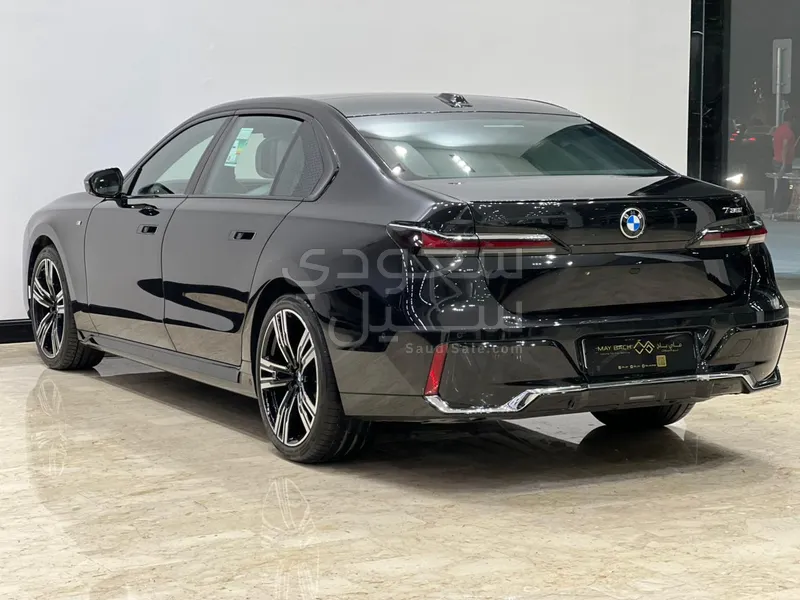 2026 بي ام دبليو الفئة السابعة 735أي