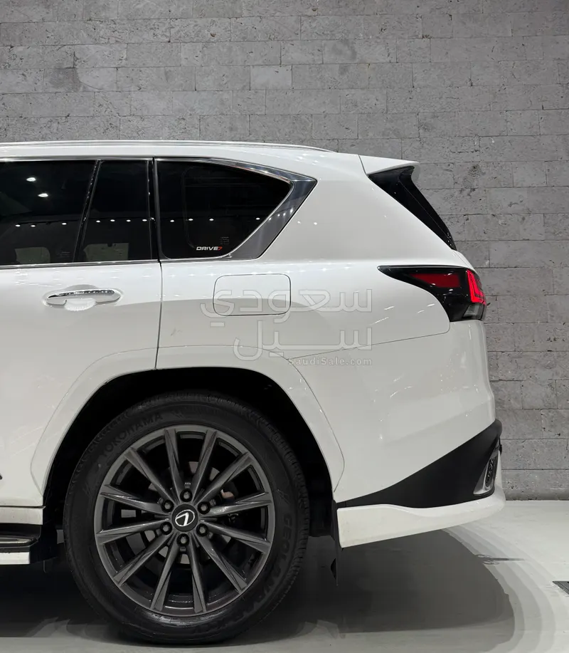 2025 لكزس إل إكس 600