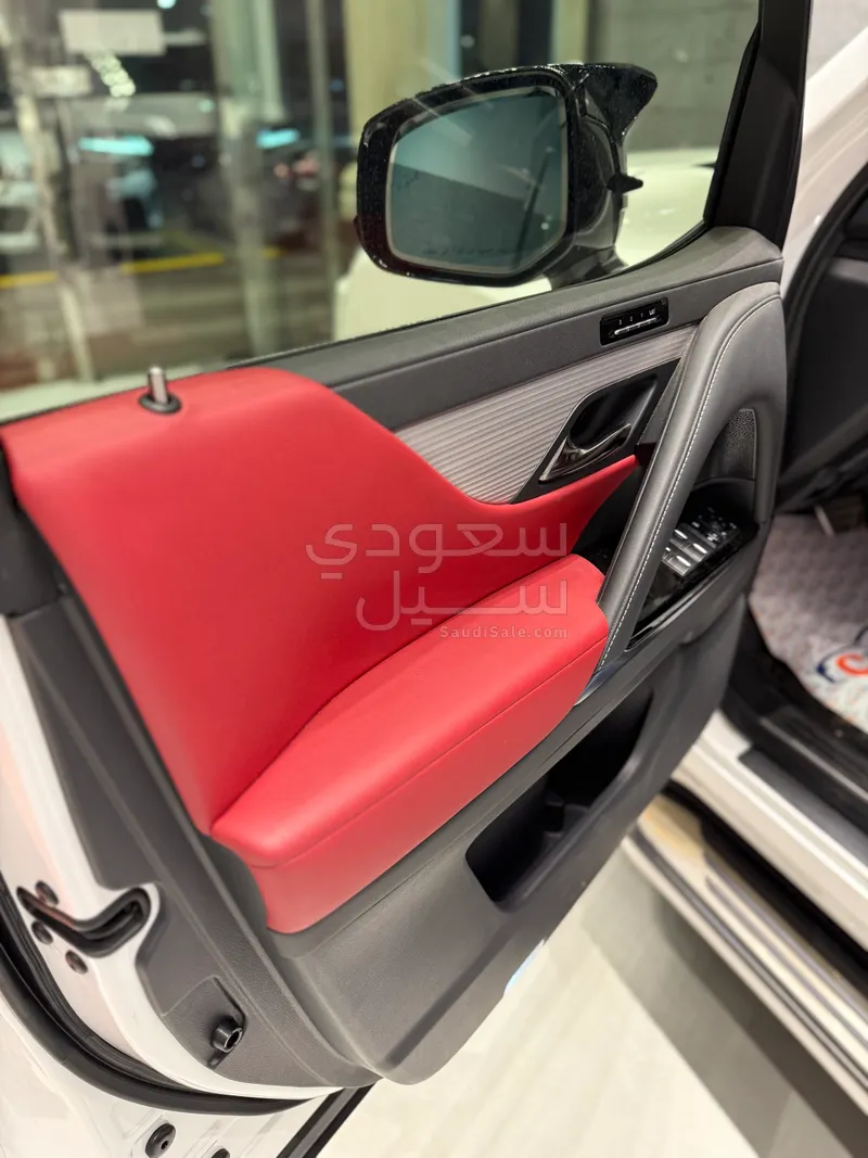 2025 لكزس إل إكس 600