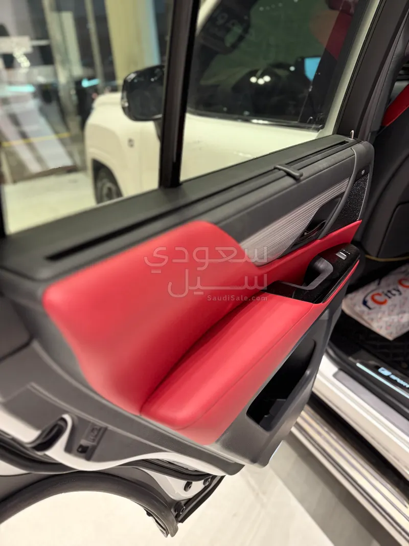 2025 لكزس إل إكس 600