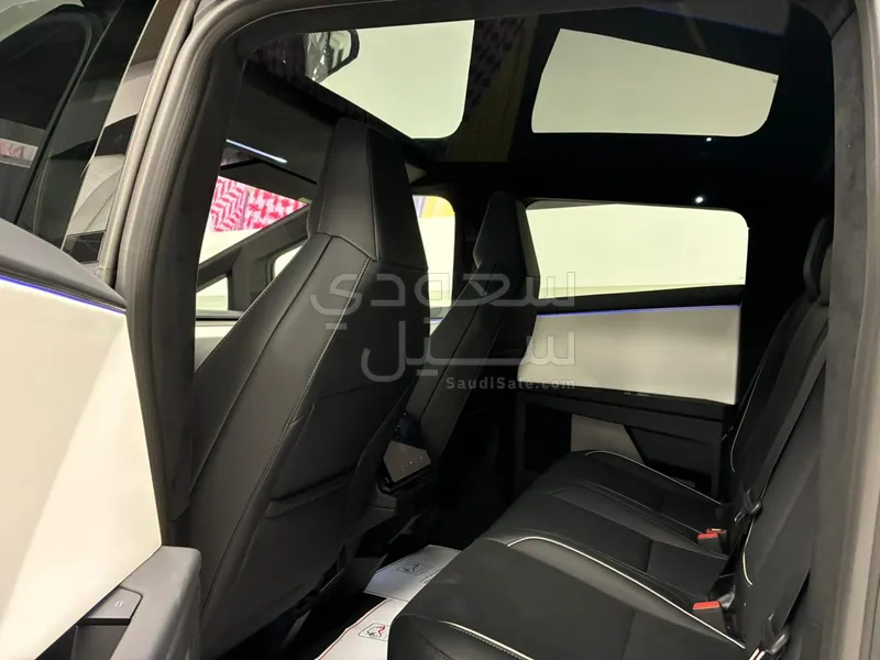 2025 تيسلا سايبر تراك