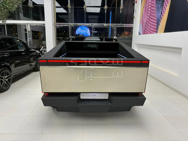 2025 تيسلا سايبر تراك