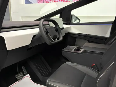 2025 تيسلا سايبر تراك