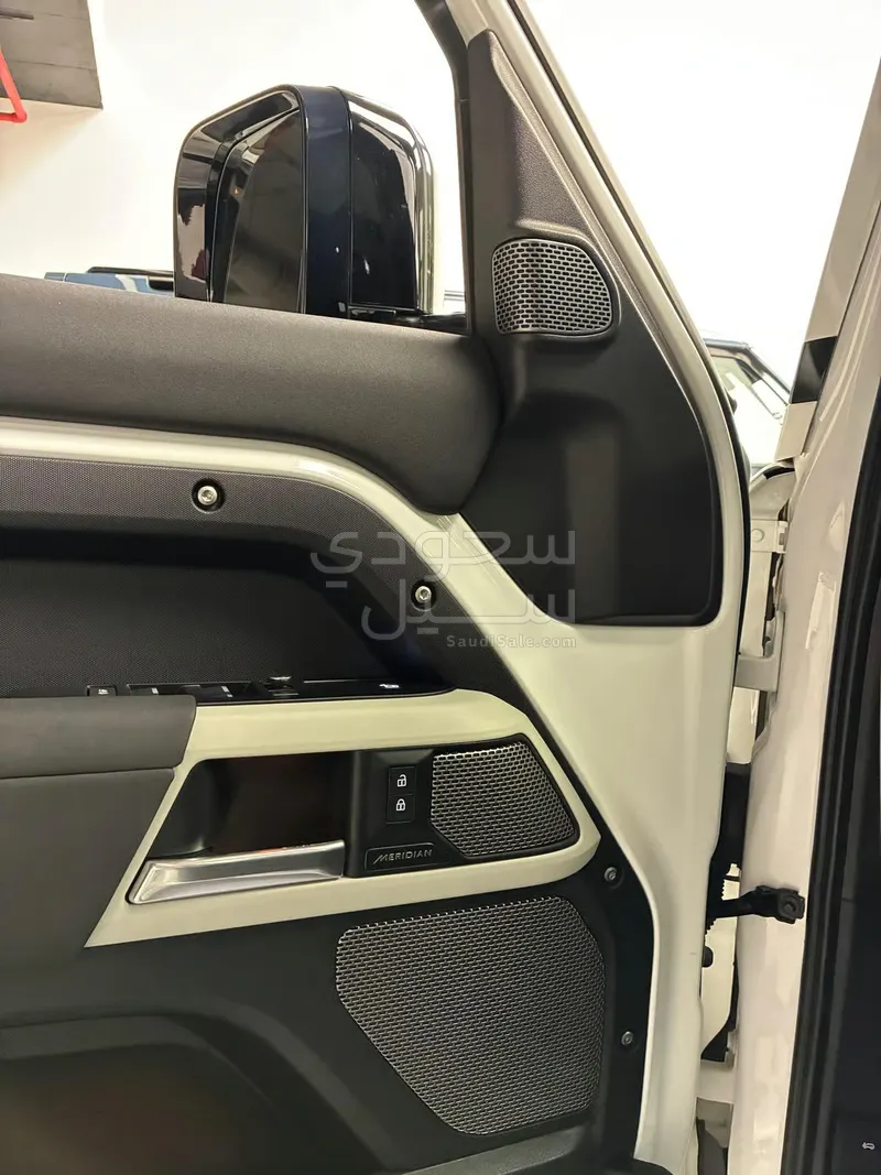 2020 لاند روفر ديفيندر 110