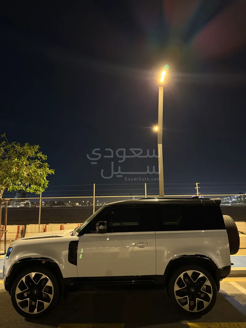 2022 لاند روفر ديفيندر 90