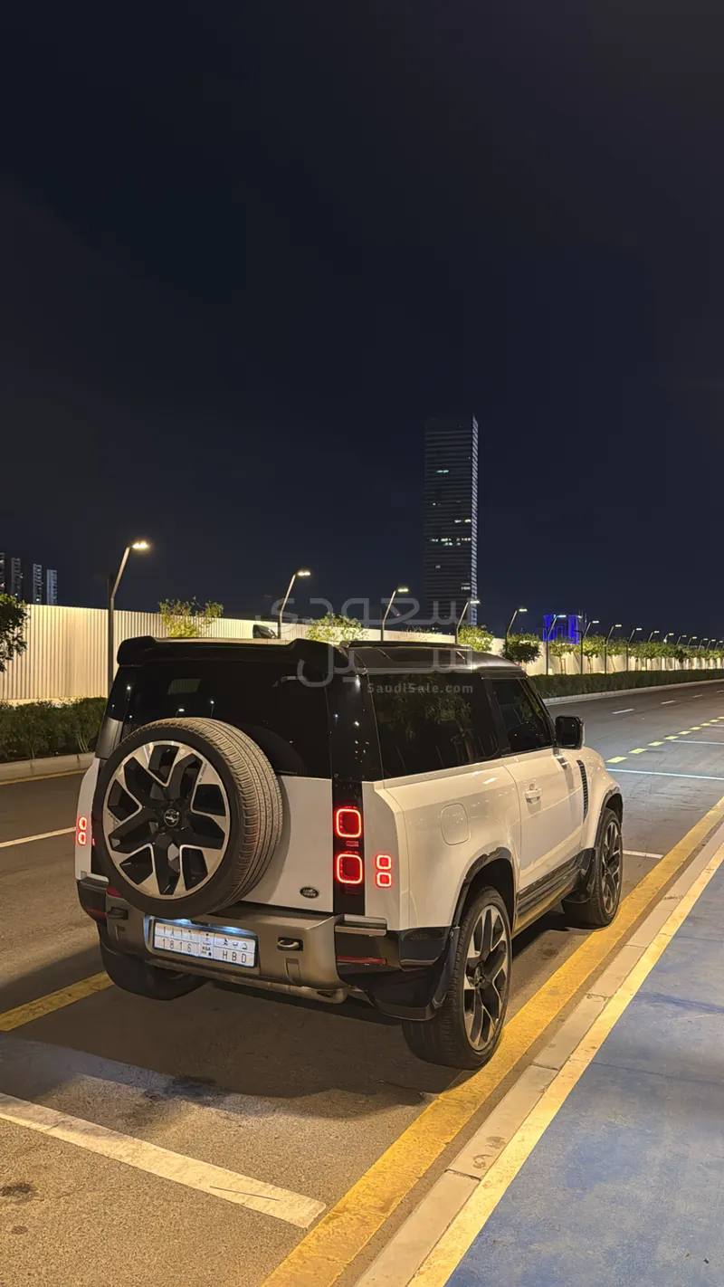 2022 لاند روفر ديفيندر 90