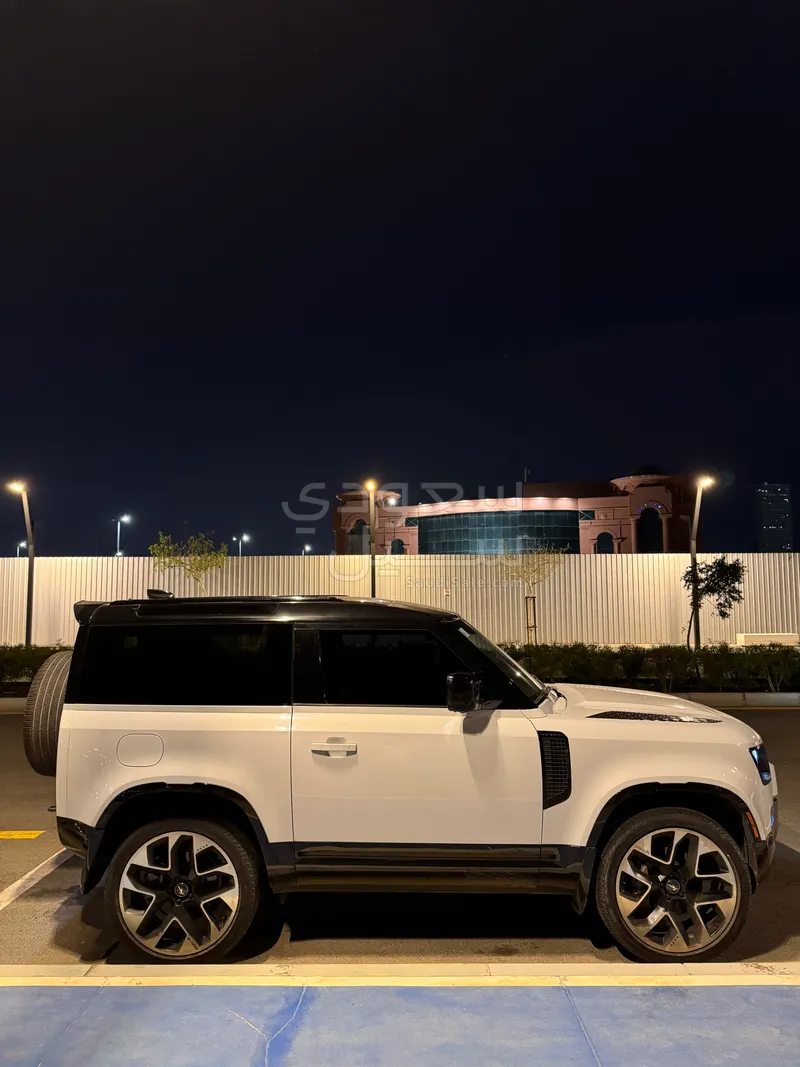 2022 لاند روفر ديفيندر 90