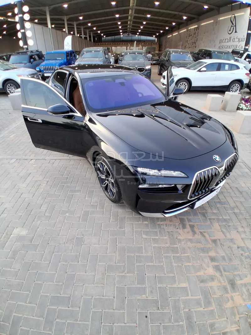 2023 بي ام دبليو الفئة السابعة 730 أي