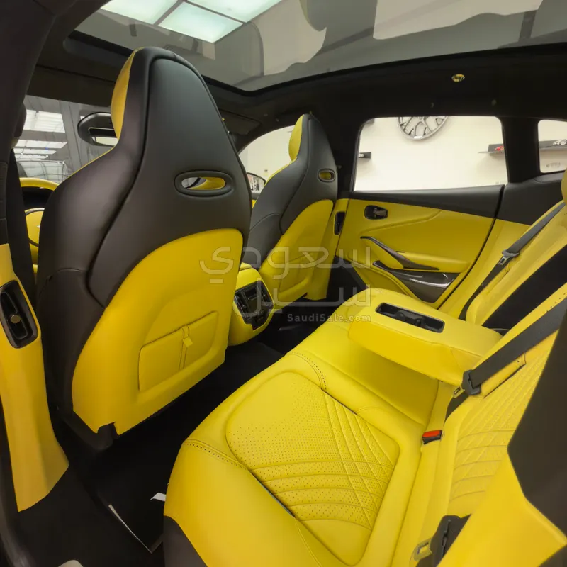2021 استون مارتن دي بي اكس 550