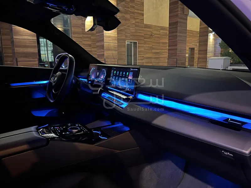 2025 بي ام دبليو الفئة الخامسة 520 أي