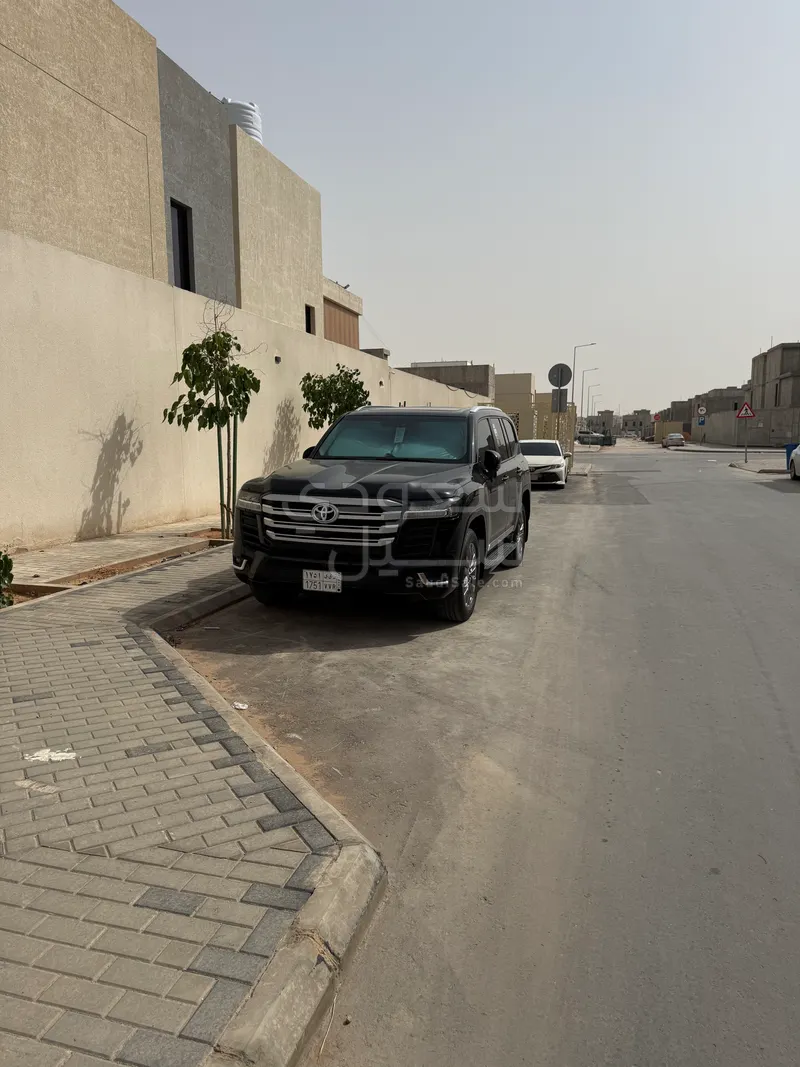 2024 تويوتا لاند كروزر جي اكس ار 3
