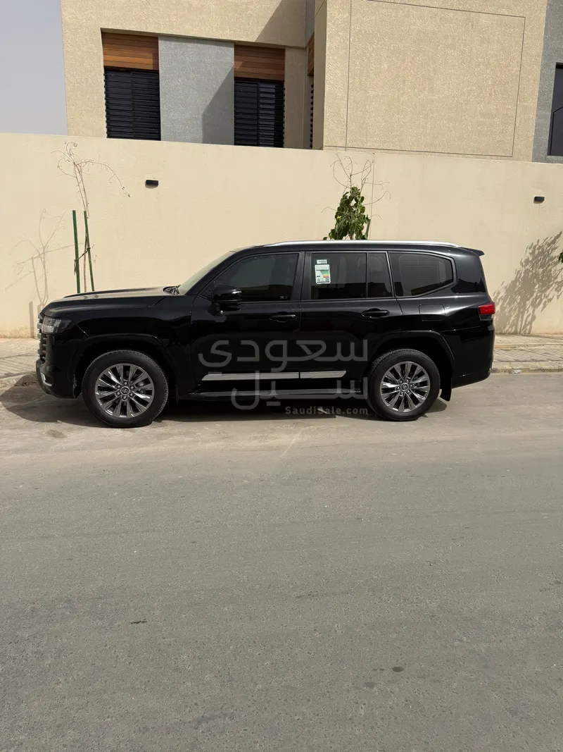 2024 تويوتا لاند كروزر جي اكس ار 3