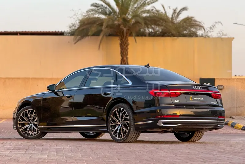 2022 اودي اي 8 ال 55تي اف اس أي