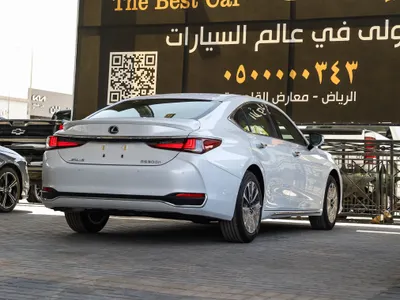 2025 لكزس إي إس 300 هايبرد