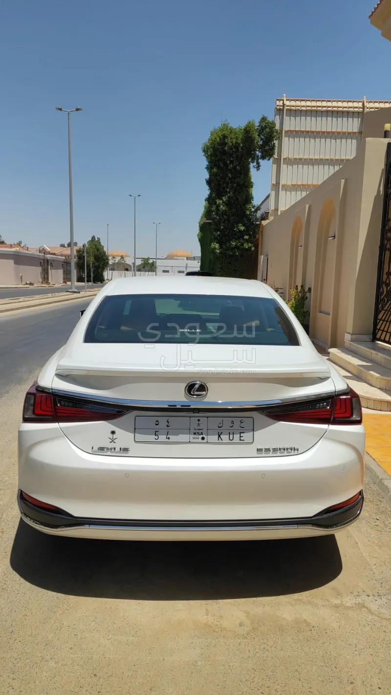 2023 لكزس إي إس 300 هايبرد