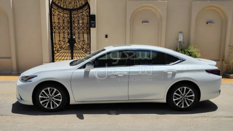 2023 لكزس إي إس 300 هايبرد