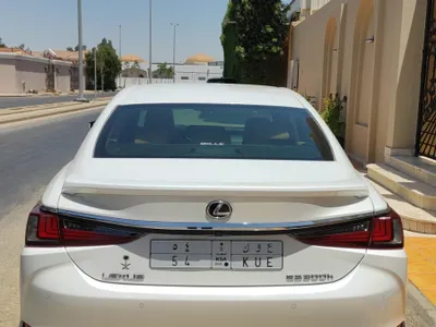 2023 لكزس إي إس 300 هايبرد