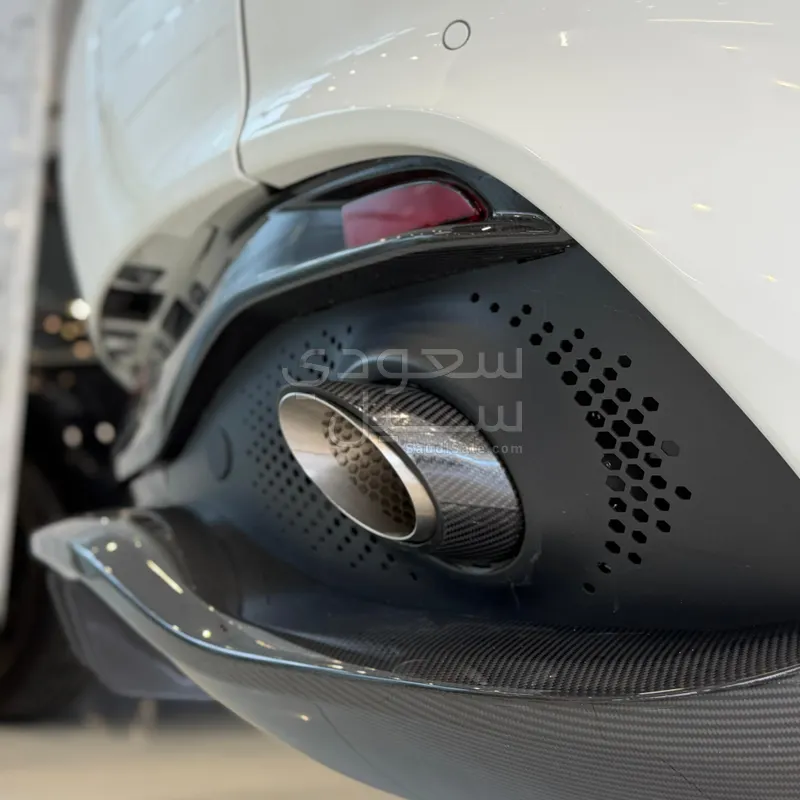 2021 استون مارتن دي بي اكس 550