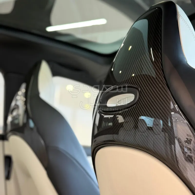 2021 استون مارتن دي بي اكس 550