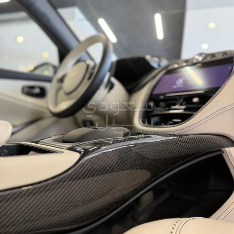 2021 استون مارتن دي بي اكس 550