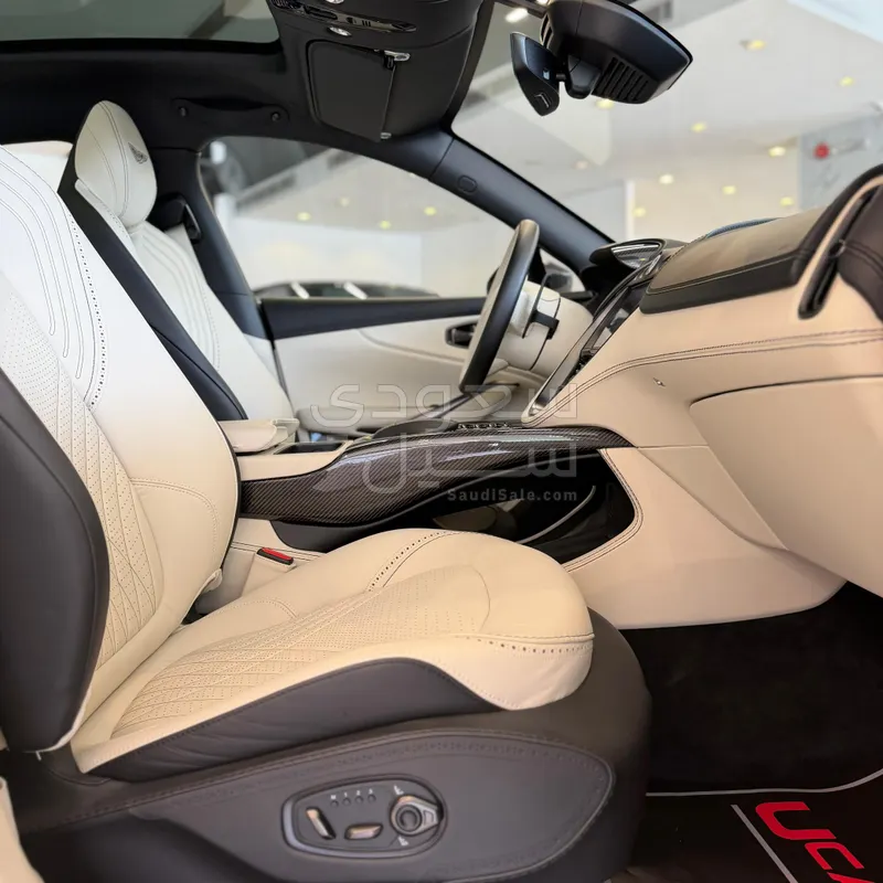 2021 استون مارتن دي بي اكس 550