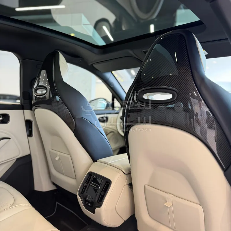 2021 استون مارتن دي بي اكس 550