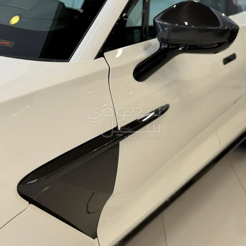 2021 استون مارتن دي بي اكس 550