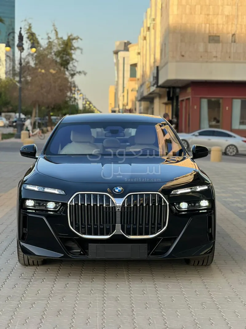 2026 بي ام دبليو الفئة السابعة 735أي