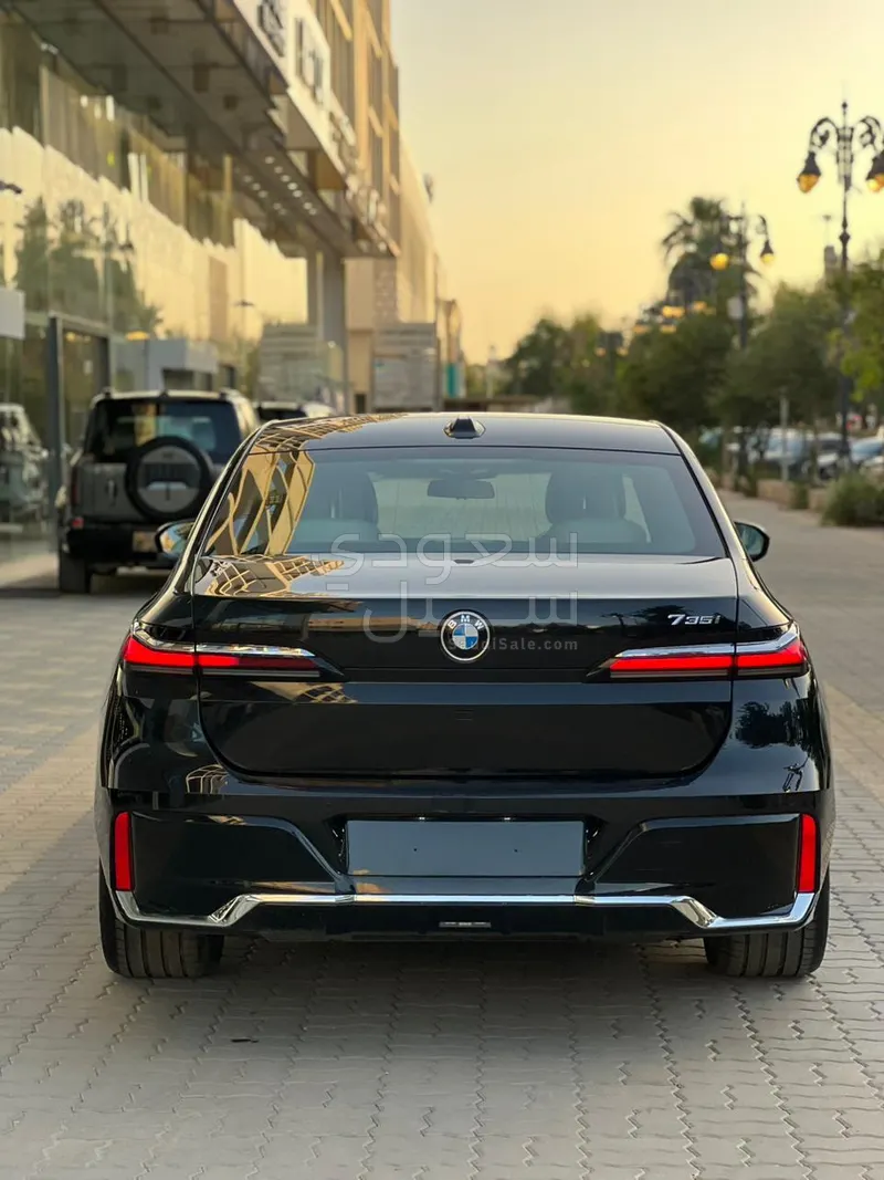 2026 بي ام دبليو الفئة السابعة 735أي