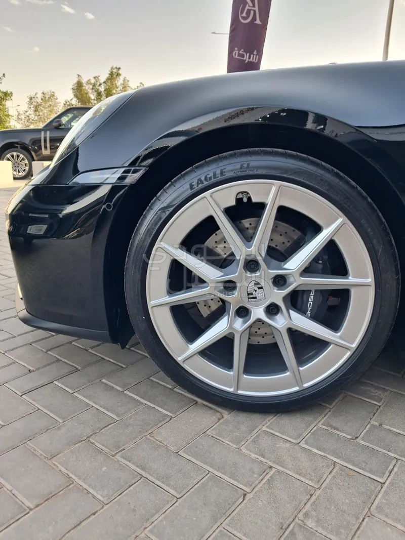 2025 بورش 911 كاريرا 4