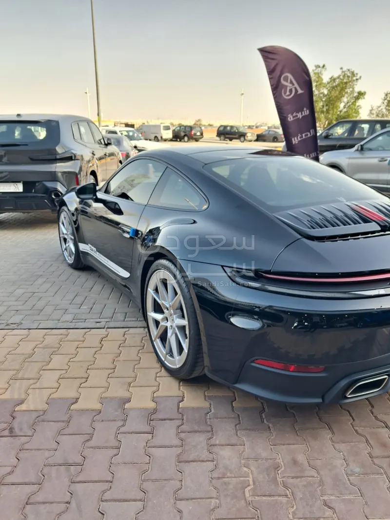 2025 بورش 911 كاريرا 4