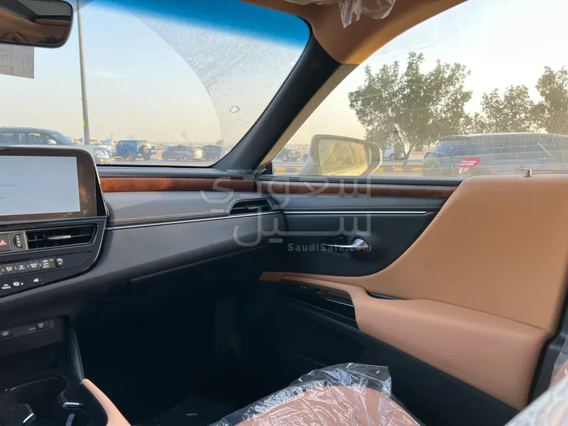 2025 لكزس آي إس 350