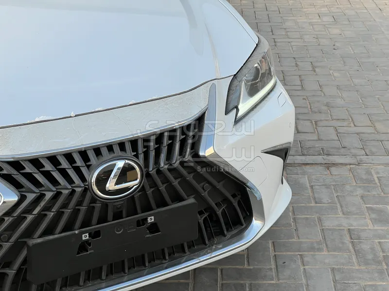 2025 لكزس آي إس 350
