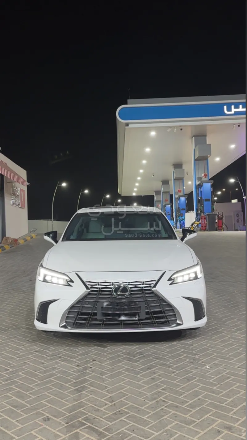2024 لكزس إي إس 250