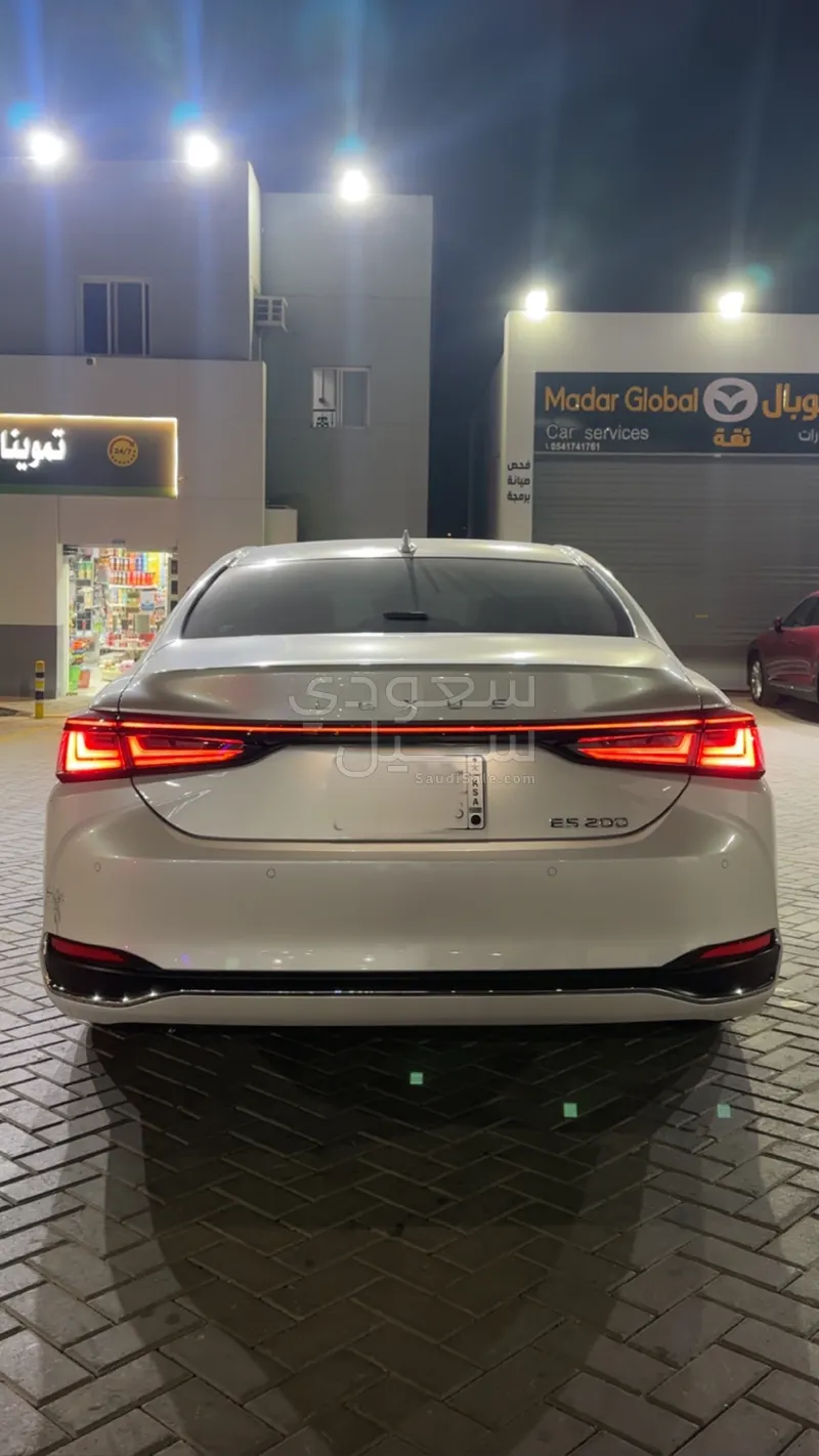2024 لكزس إي إس 250