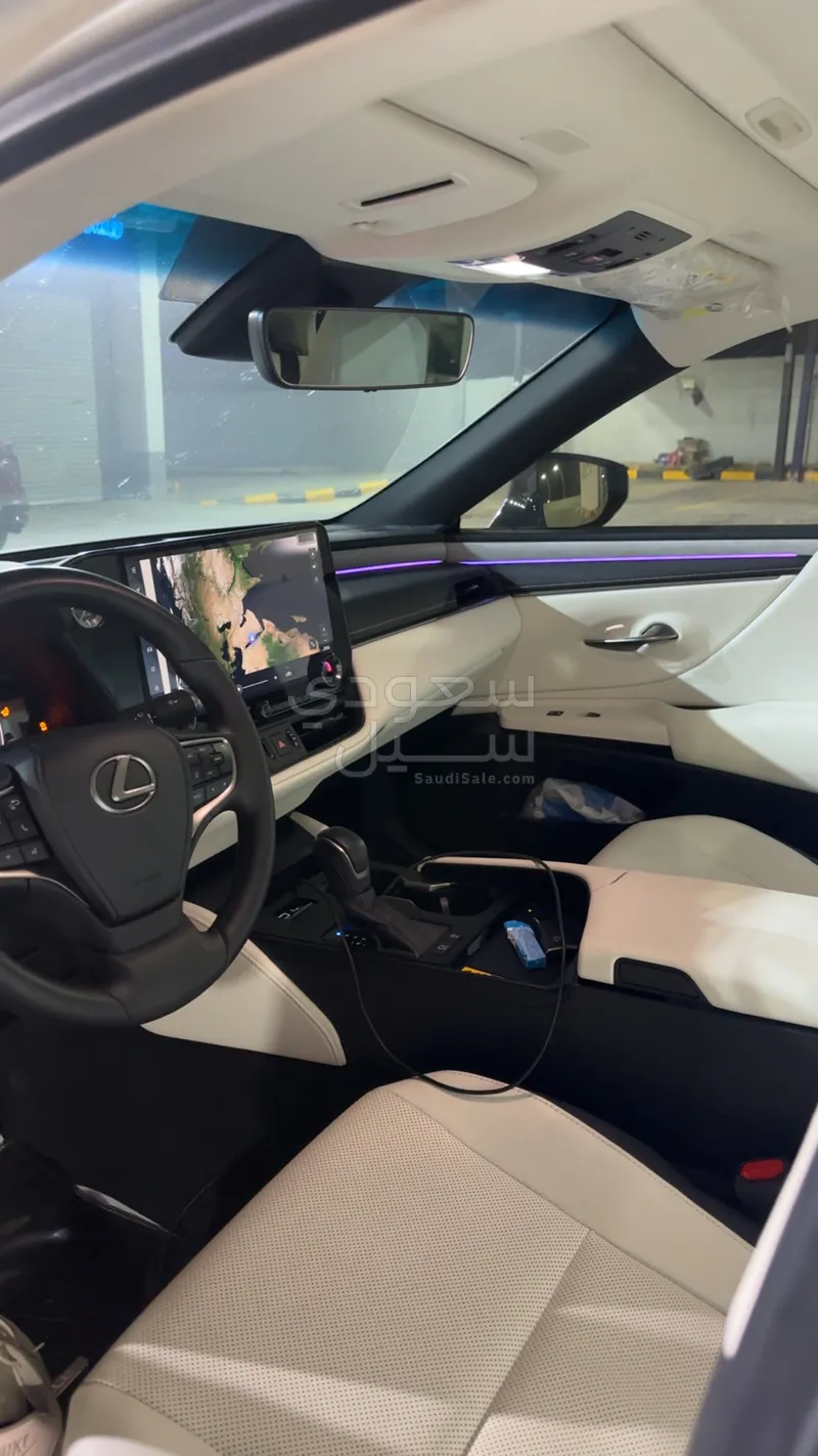 2024 لكزس إي إس 250
